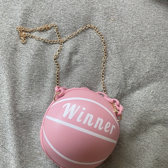 ATL HOUSE WIVES CHIC’ Basketball Shaped Chain Bag - Picture 15 of 16